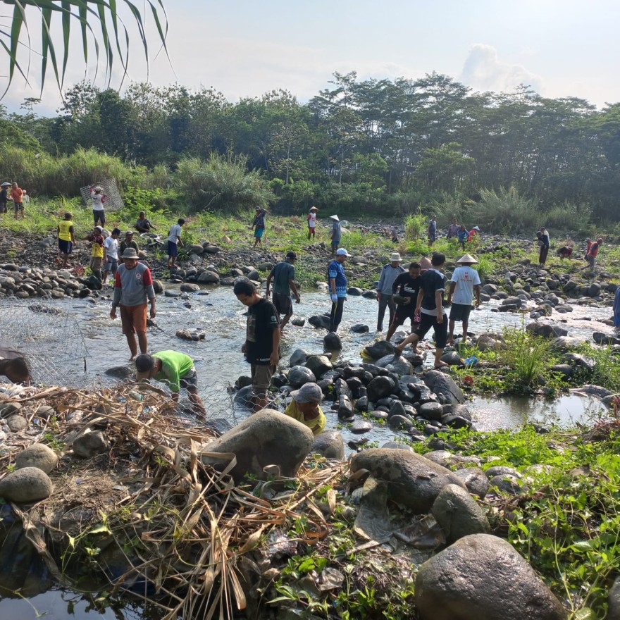 KERJA BHAKTI UNTUK PENGAIRAN SAWAH DESA TAJUG 